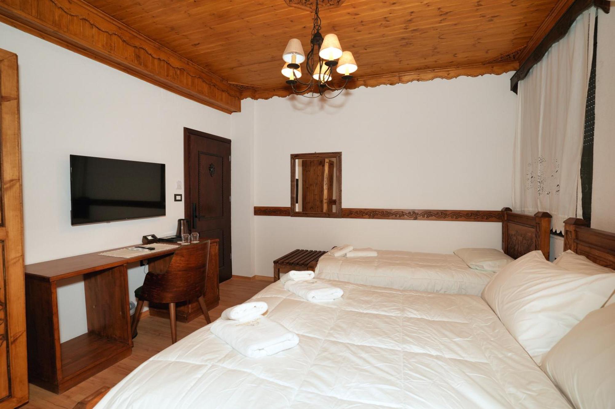 City Street Hotel Gjirokastër Esterno foto