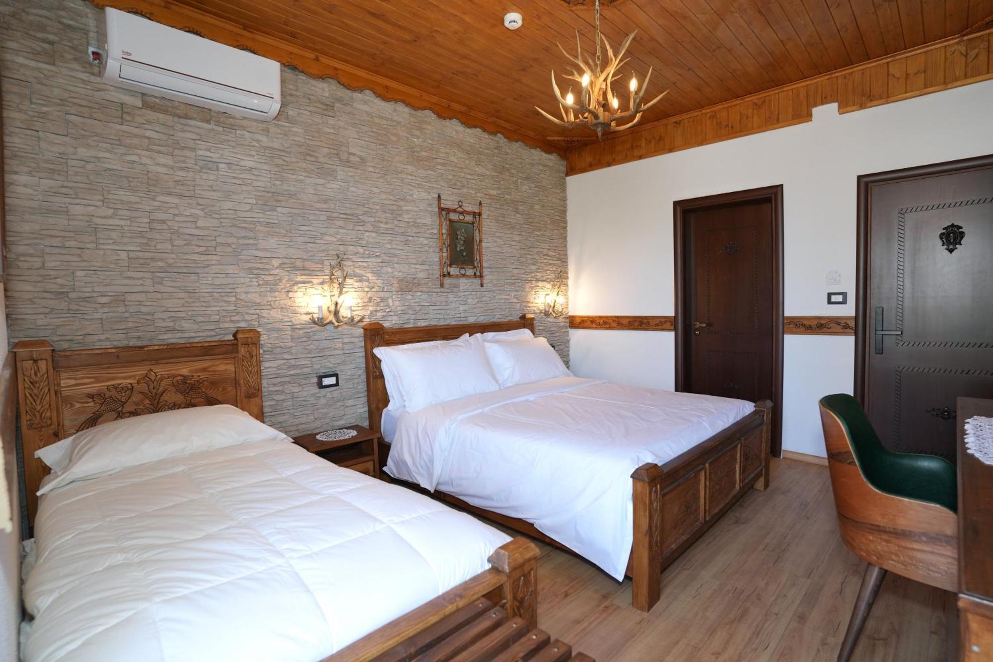 City Street Hotel Gjirokastër Esterno foto