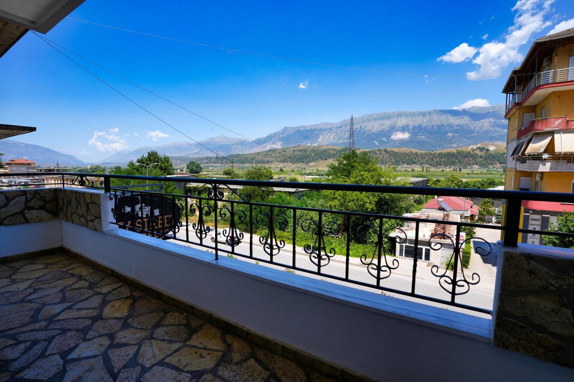 City Street Hotel Gjirokastër Esterno foto