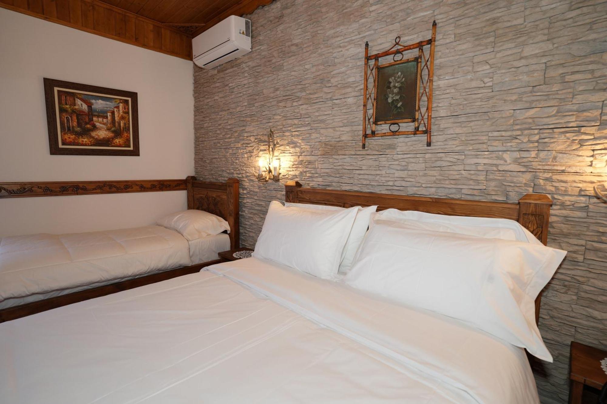 City Street Hotel Gjirokastër Esterno foto